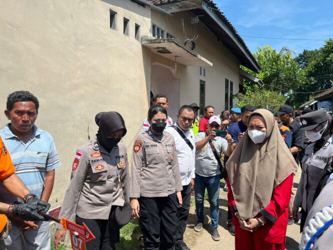 
 Breaking News: Polres Lobar Gelar Rekonstruksi Kematian Brigadir Esco, Hadirkan Rizka Sintiya, Lautan Warga Penuhi TKP