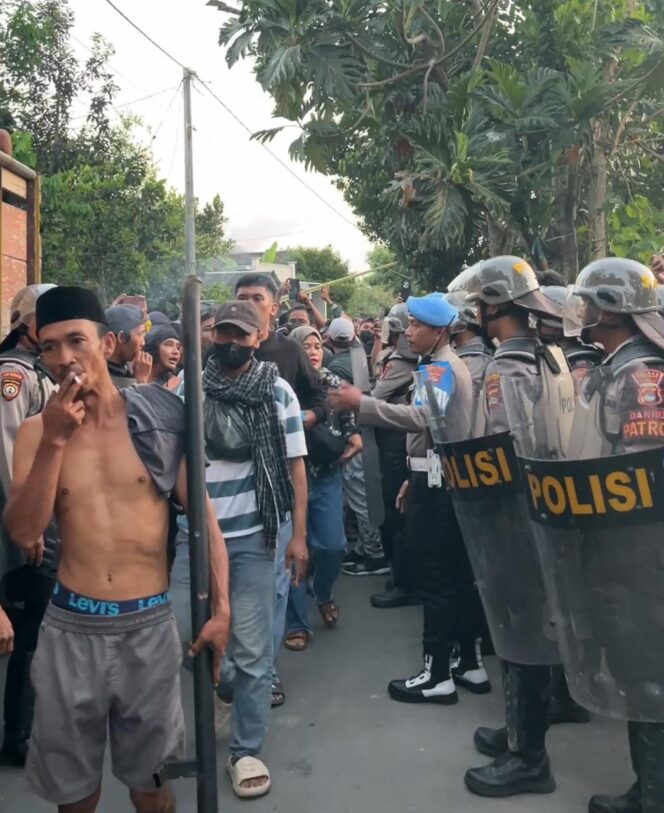 
 Puluhan Warga Bonjeruk Geruduk Desa Nyiur Lembang, Tuntut Penangkapan Terduga Pelaku Pembunuhan Brigadir Esco