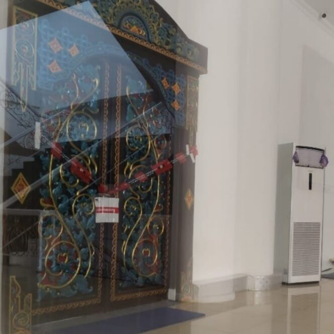 
 KPK Segel Kantor Bupati Lombok Barat Lalu Ahmad Zaini (LAZ)